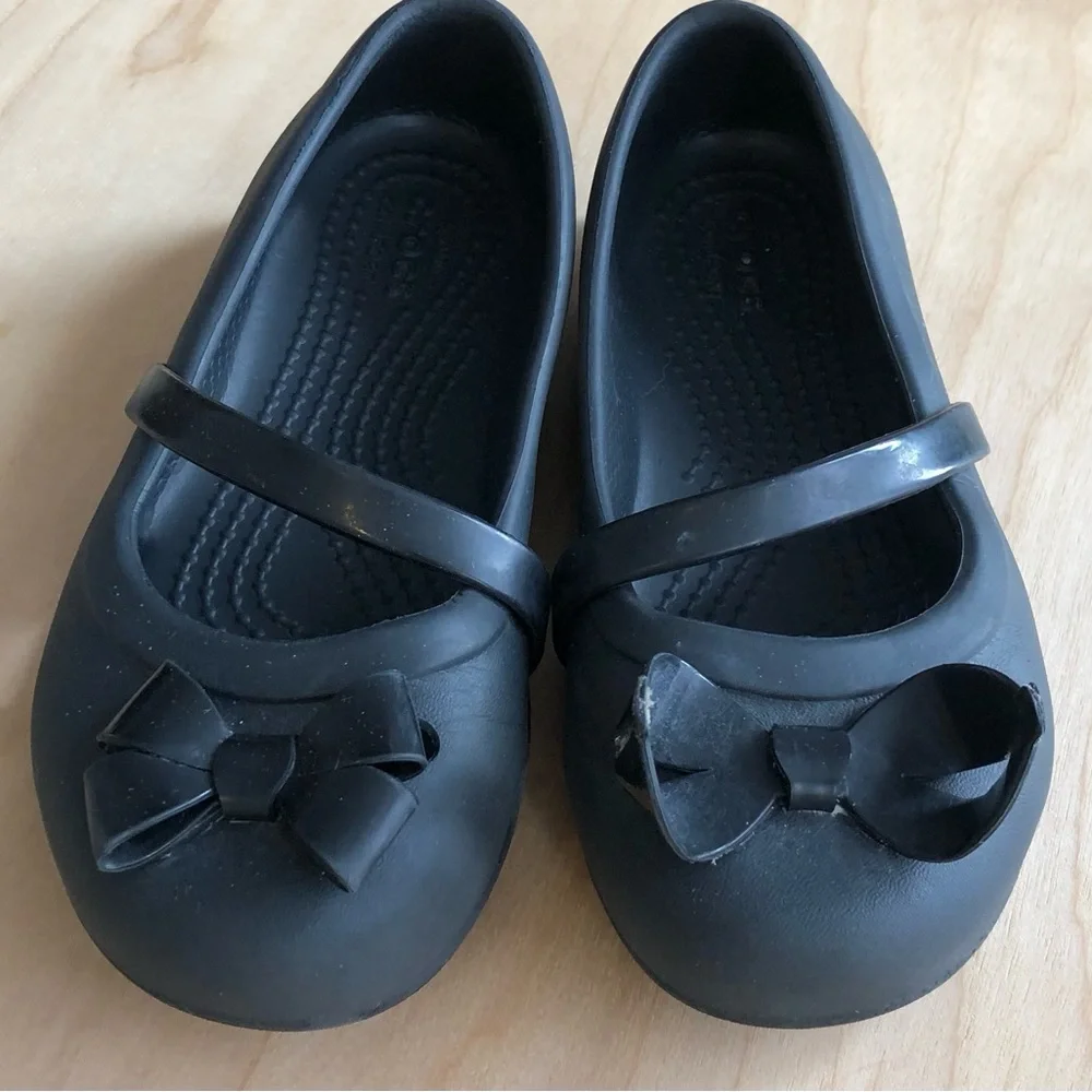 CROCS Black Bow Mary Jane Flats Kids Size 11C casual Water Resistant.